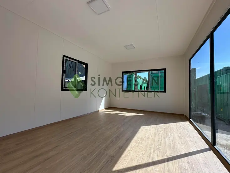 Laminat parke döşemeli ferah ofis konteyneri iç alanı