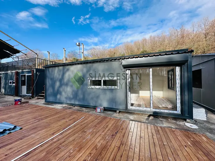 Betopan kaplamalı üçgen çatılı konteyner ev modeli