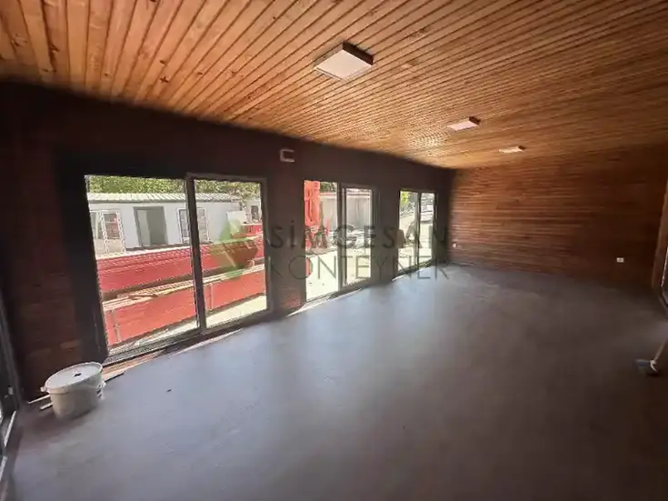 Laminant parke zeminli konteyner ev salon alanı