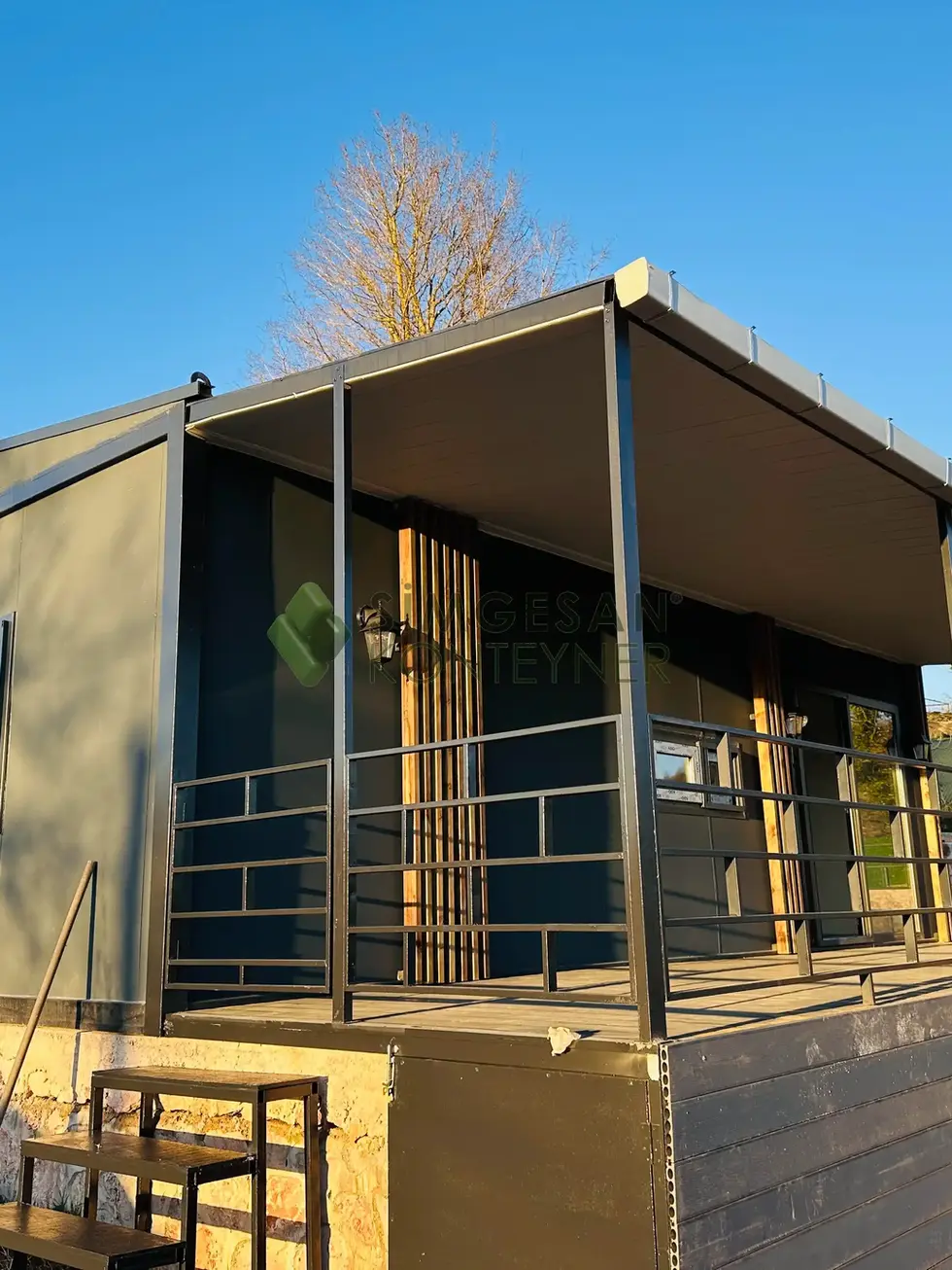 Ahşap pergole detayı ile modern konteyner ev