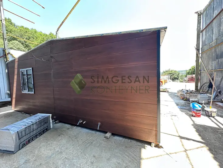 Ahşap desenli betopan kaplamalı üçgen çatılı konteyner ev modeli