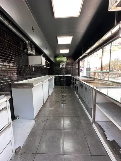 Seramik zeminli kafe konteyner iç mekan