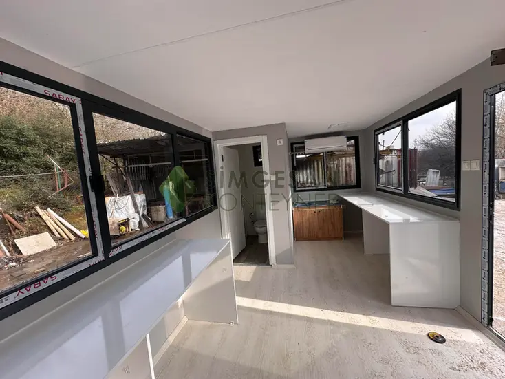 WC ve mutfaklı güvenlik kabini iç mekan fotoğrafı