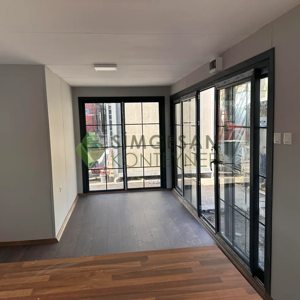 Laminant parke zeminli kafe konteyner iç mekan