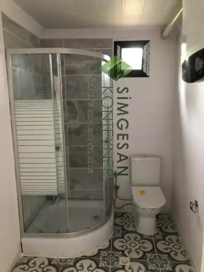 Seramik kaplamalı banyo alanı konteyner ev
