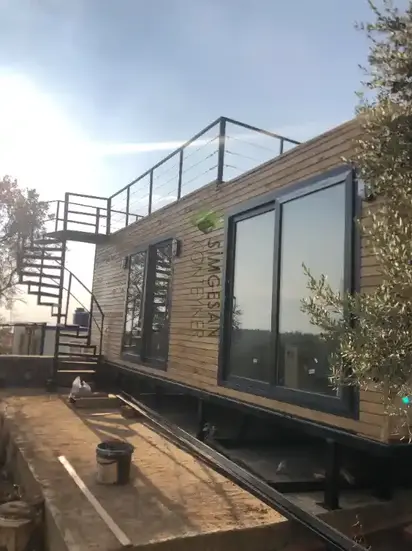 Teraslı ahşap konteyner ev deck kaplama veranda detayı