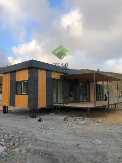 Ahşap veranda alanına sahip konteyner ev modeli