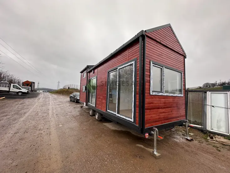 Ahşap kaplamalı loft katlı tiny house ön görünüm