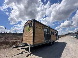 Ahşap dış cepheli tekerlekli tiny house modeli
