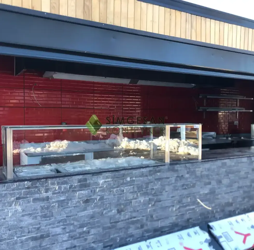 Ahşap dış cepheli kafe konteyneri yan görünüm