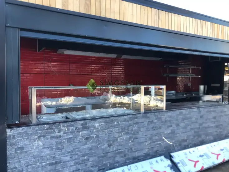 Ahşap dış cepheli kafe konteyneri yan görünüm