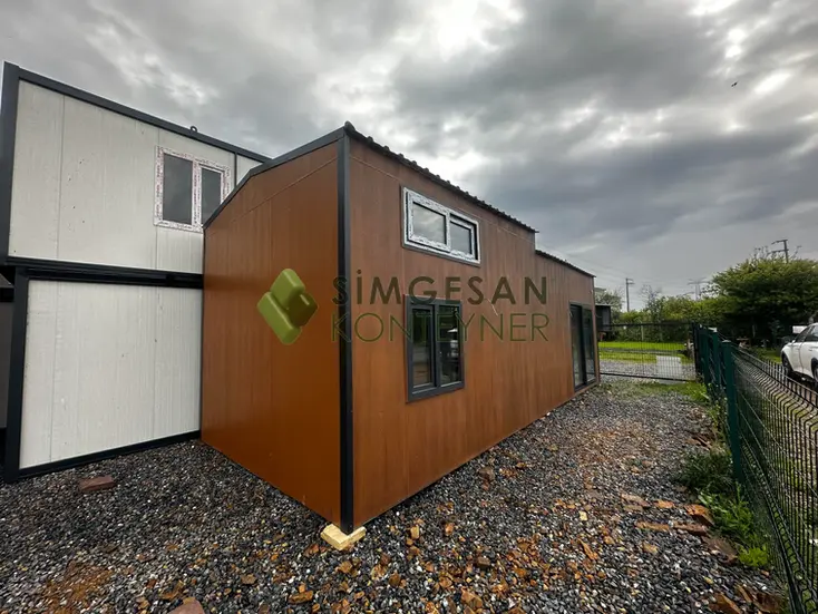 Üçgen sabit camlı modern tiny house – 115x150 cam detayına sahip estetik tasarım.