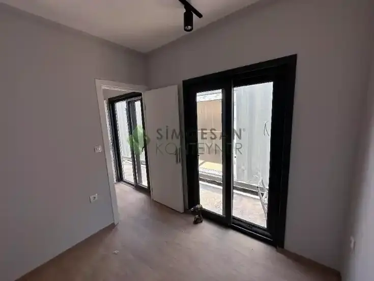 PVC çift cam pencereli modifiye konteyner ev pencere detayı