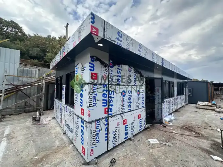 Üç cepheli parapet çıkıntılı kompozit güvenlik kulübesi