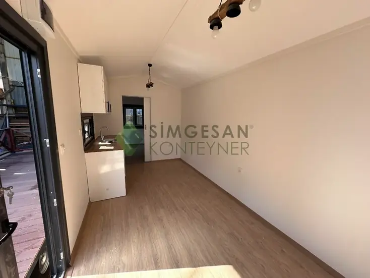 Tiny house iç mekan Sibirya çamı lambiri duvar kaplaması ve loftsuz geniş yaşam alanı