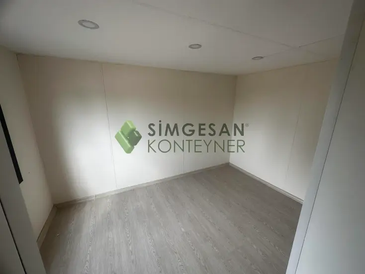 Betopan iç kaplamalı ve laminat parkeli Simgesan tiny house iç mekan görüntüsü.