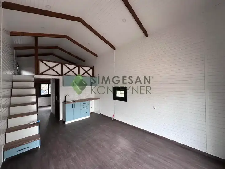 Ahşap lambiri kaplamalı konteyner ev iç mekânı