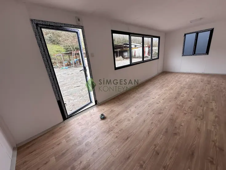 Laminat parke zeminli güvenlik kulübesi iç mekan