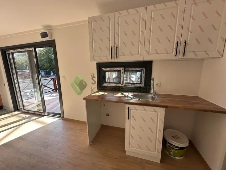 Tiny house mutfak alanı, MDF dolap ve mermer tezgâh detayları