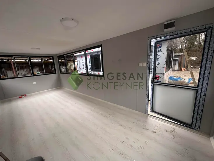 3x7 güvenlik kulübesi iç kapı ve pencere görünümü