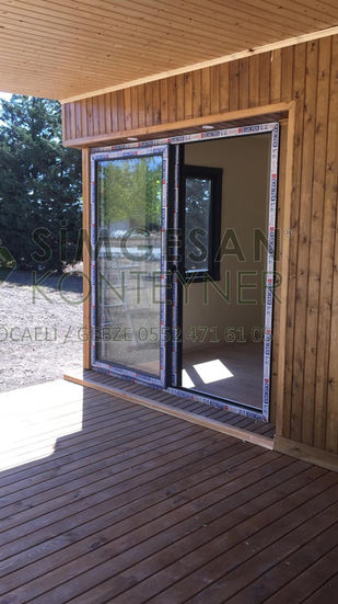 Bahçe içinde ahşap konteyner ev görüntüsü