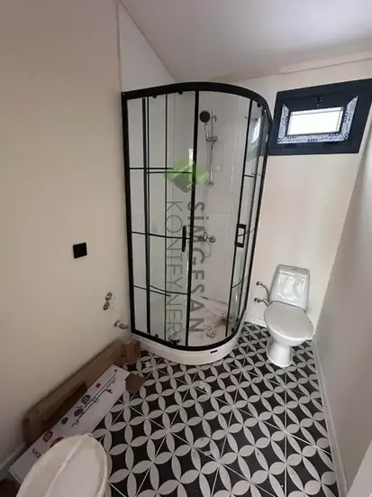 Seramik kaplamalı duşakabinli modern banyo görünümü