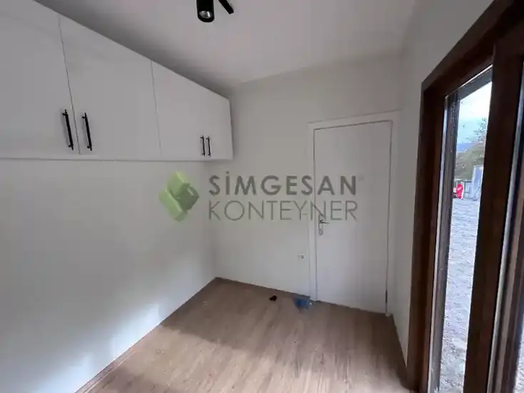 Laminat parke zeminli modern konteyner ev iç tasarımı