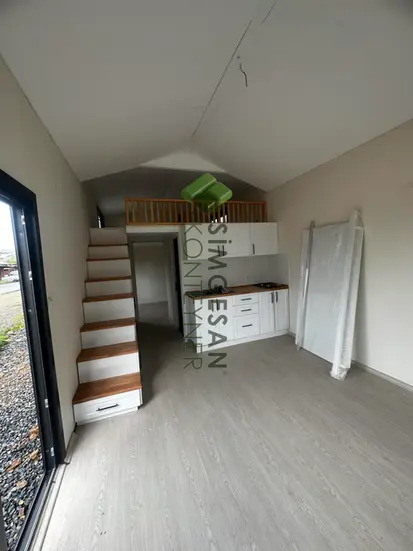 180 cm mutfak dolaplı tiny house – sürgülü mutfak pencereli kompakt mutfak alanı.