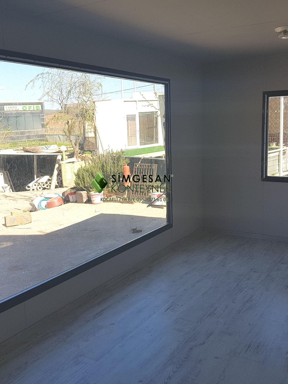 Laminant parkeli konteyner ofis iç mekanı