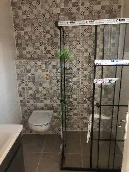 Seramik kaplama banyo alanı konteyner ev