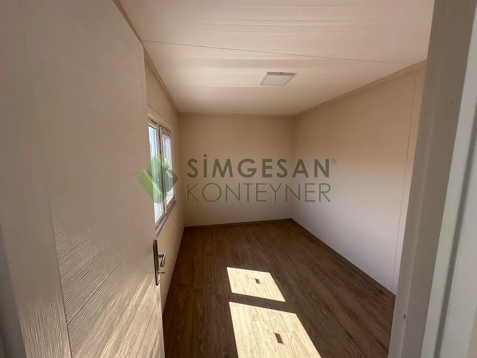 PVC ısıcamlı pencerelere sahip çekme karavan ev, modern Tiny House ve taşınabilir yaşam alanı.