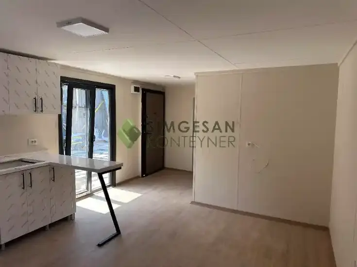 Konteyner ev yatak odası geniş pencereli iç mekan görüntüsü