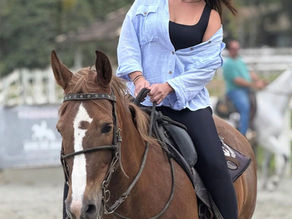 uma mulher andando à cavalo no celeiro