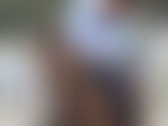 uma mulher andando à cavalo no celeiro