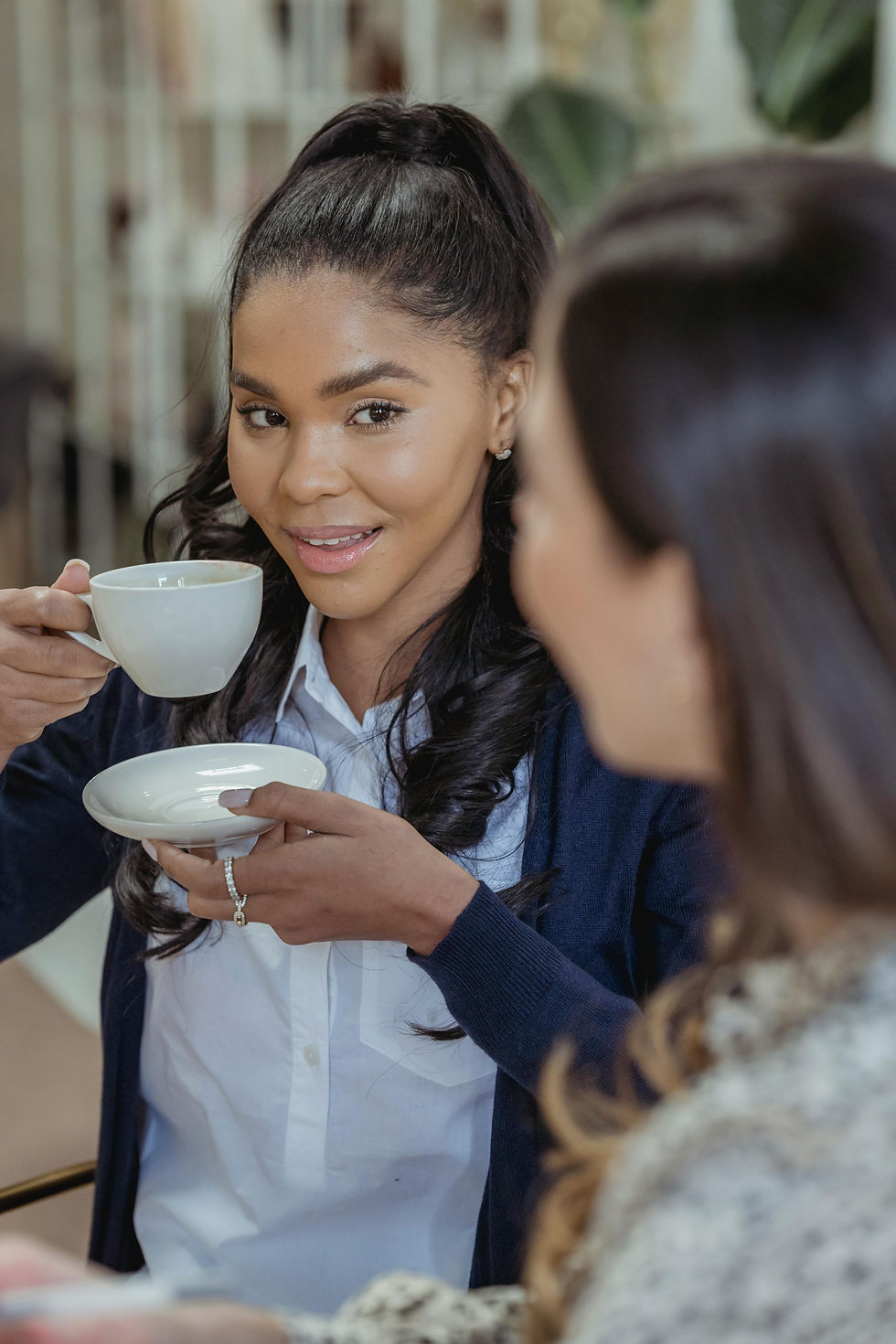 Moment réconfort à La Kaz MamZelles – jeunes filles partageant une boisson chaude