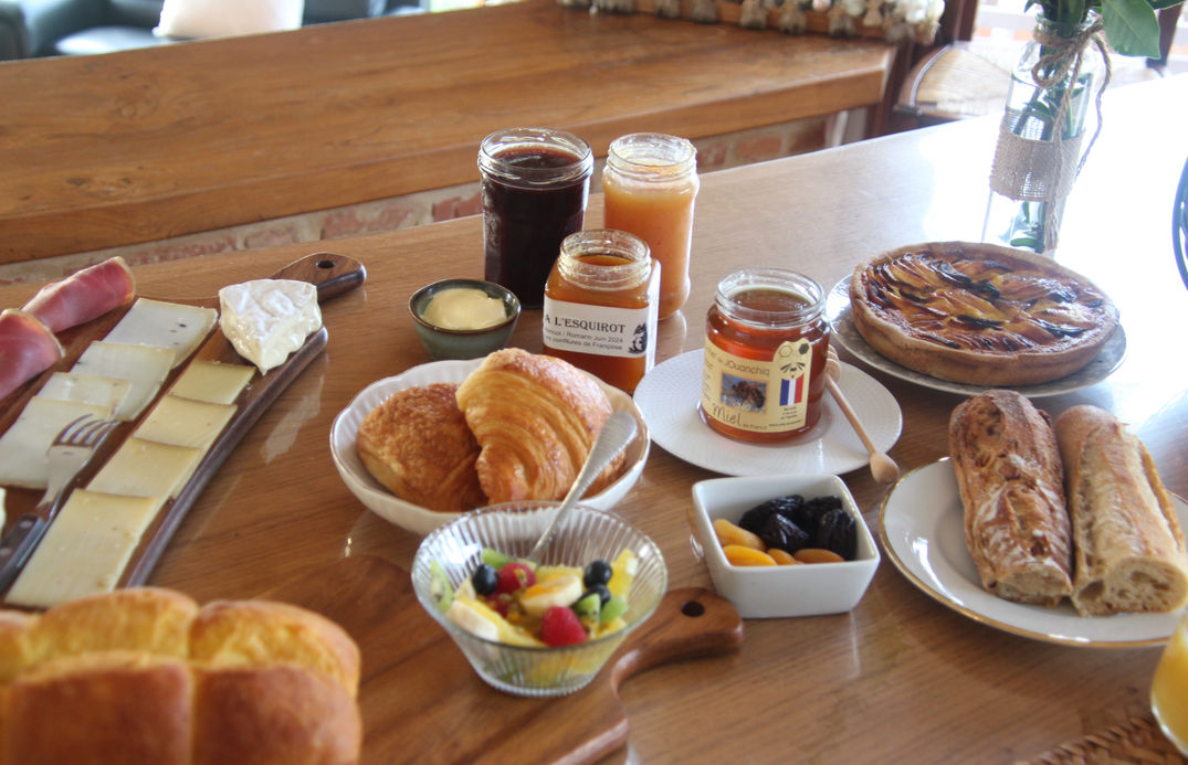 chambre d'hôtes; chambre; hôtel; restaurant; repas; breakfast