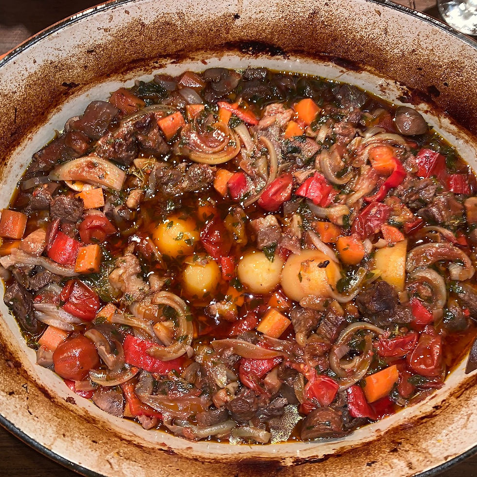 Boeuf Bourguignon i en stor kasserolle