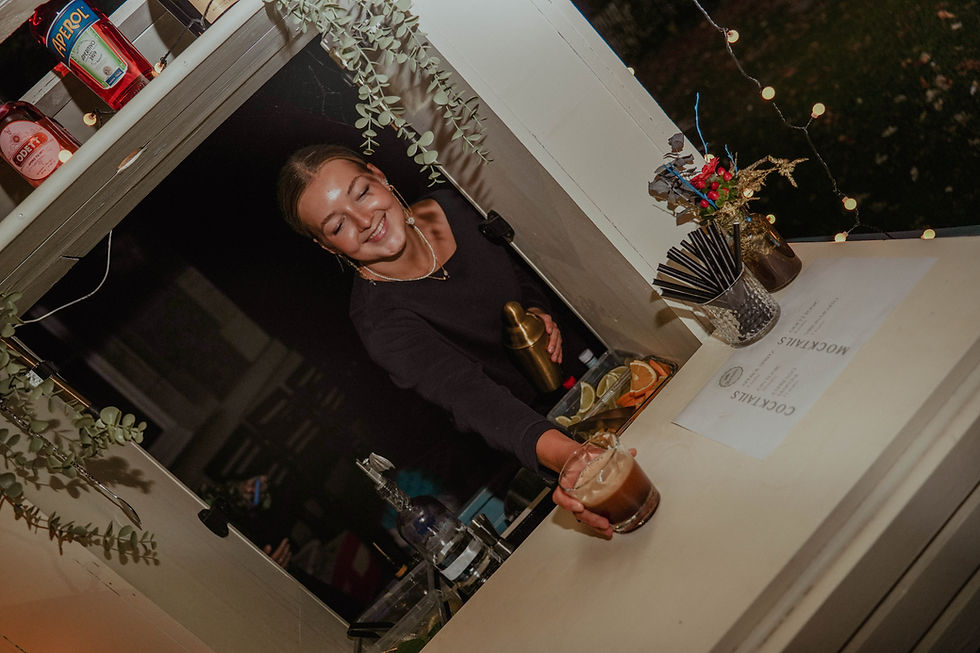 Aanbieden van cocktail