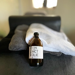 foto van een massage olie flesje