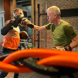 twee mannen die aan het boksen zijn