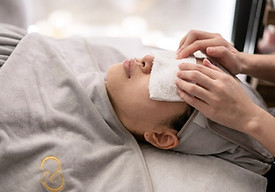 臉部撥筋前熱敷眼睛 先按摩眼周穴位