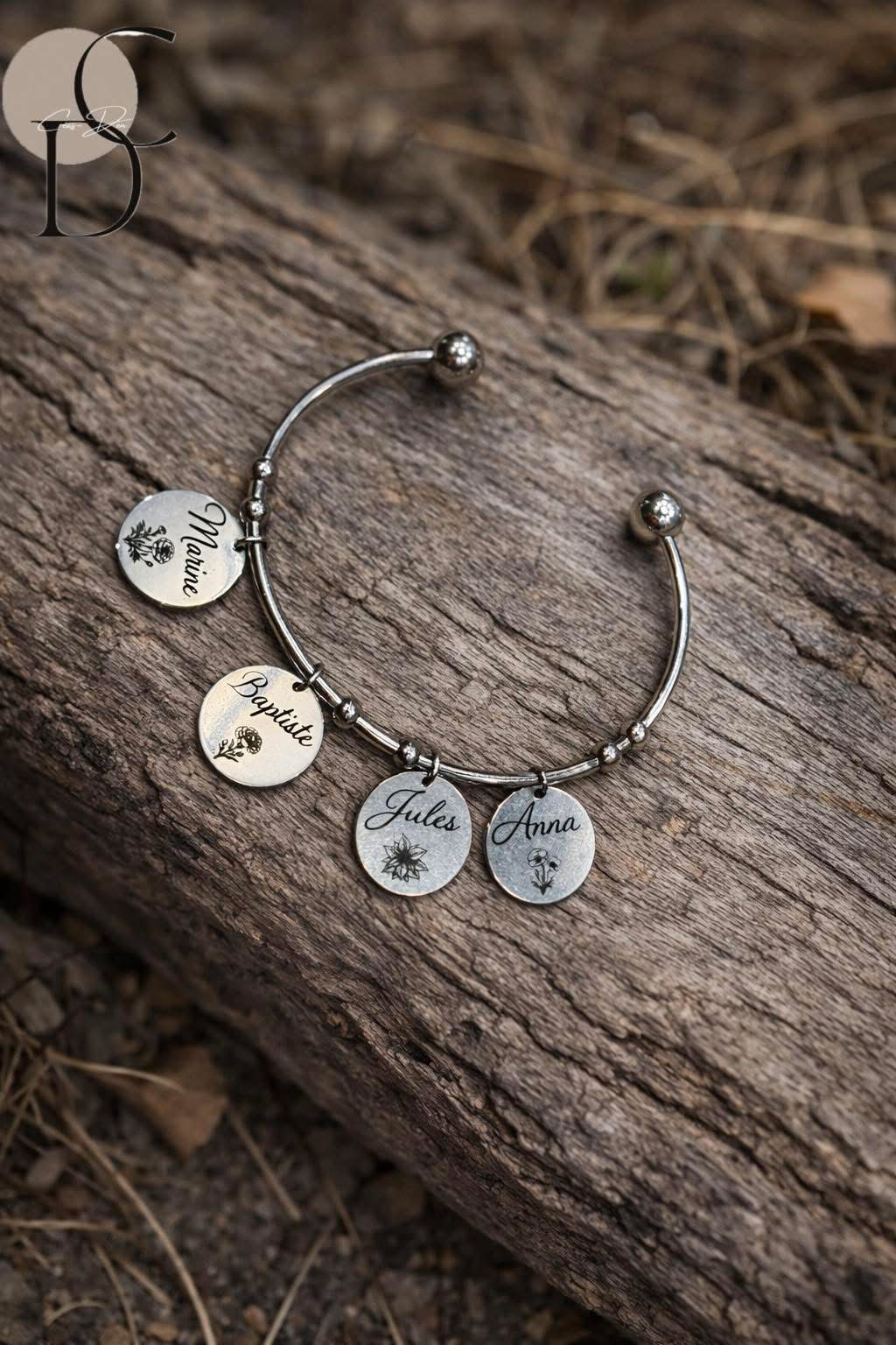 Bracelet modèle « Amours » – Médailles prénoms & fleurs de naissance