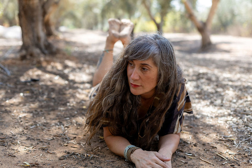 חוכמת גיל המעבר והחיבור לטבע – נידר פלג בתהליך של התבוננות, ריפוי וצמיחה נשית. תמונה המבטאת את המעבר מגיל הפוריות לשלב חדש של עוצמה, מודעות וחיבור פנימי.