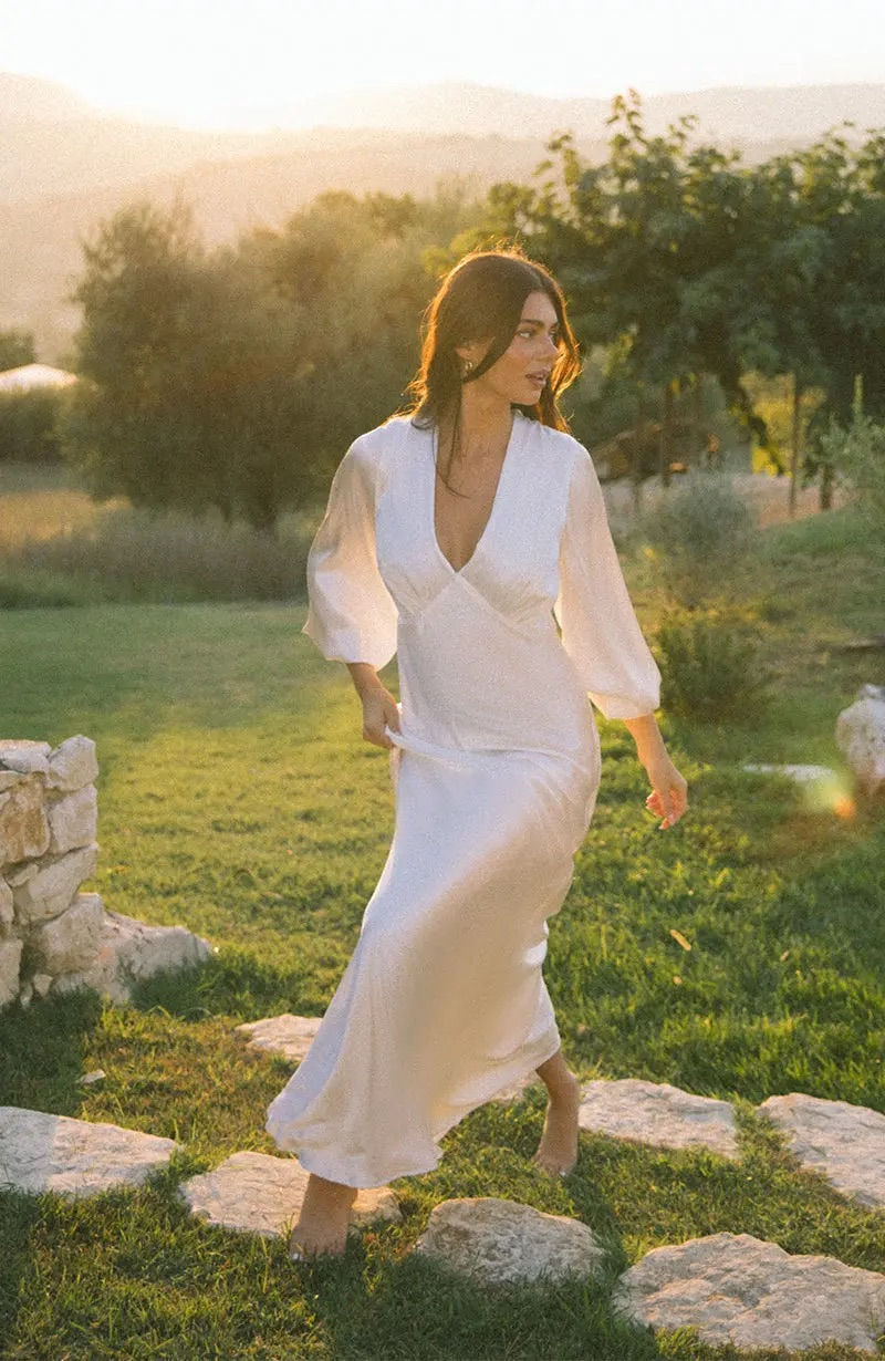 Valerie_Full_Length_Long_Sleeve_V_Neck_Sustainable_Wedding_Bridal_Dress_7_980x.progressive