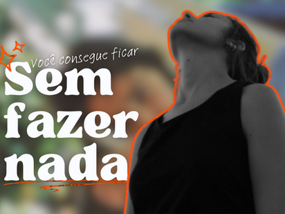mulher olhando para cima.