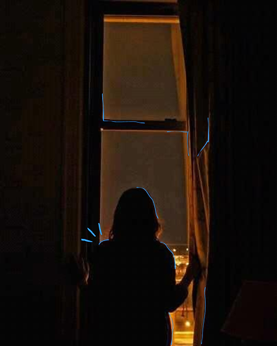 mulher olhando pela janela a noite