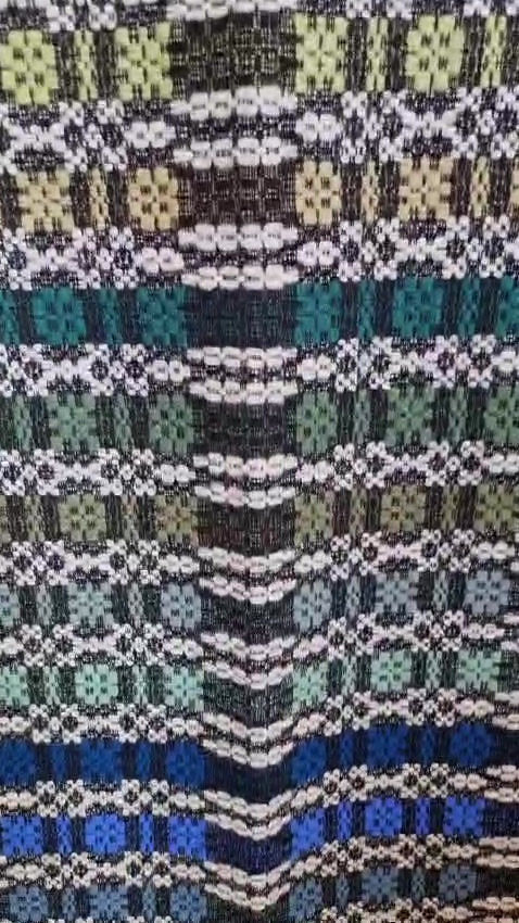 Sīktēls: Krāsaina vilnas sega VARAVĪKSNES PĀREJA