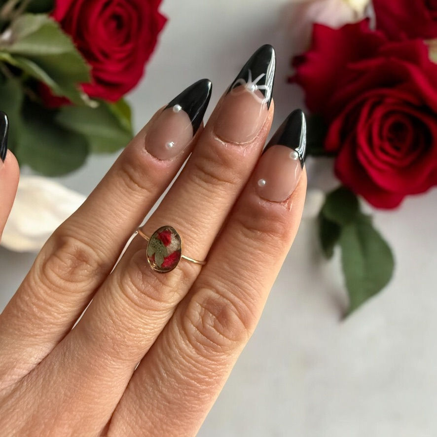 Thumbnail: Red and white flower ring