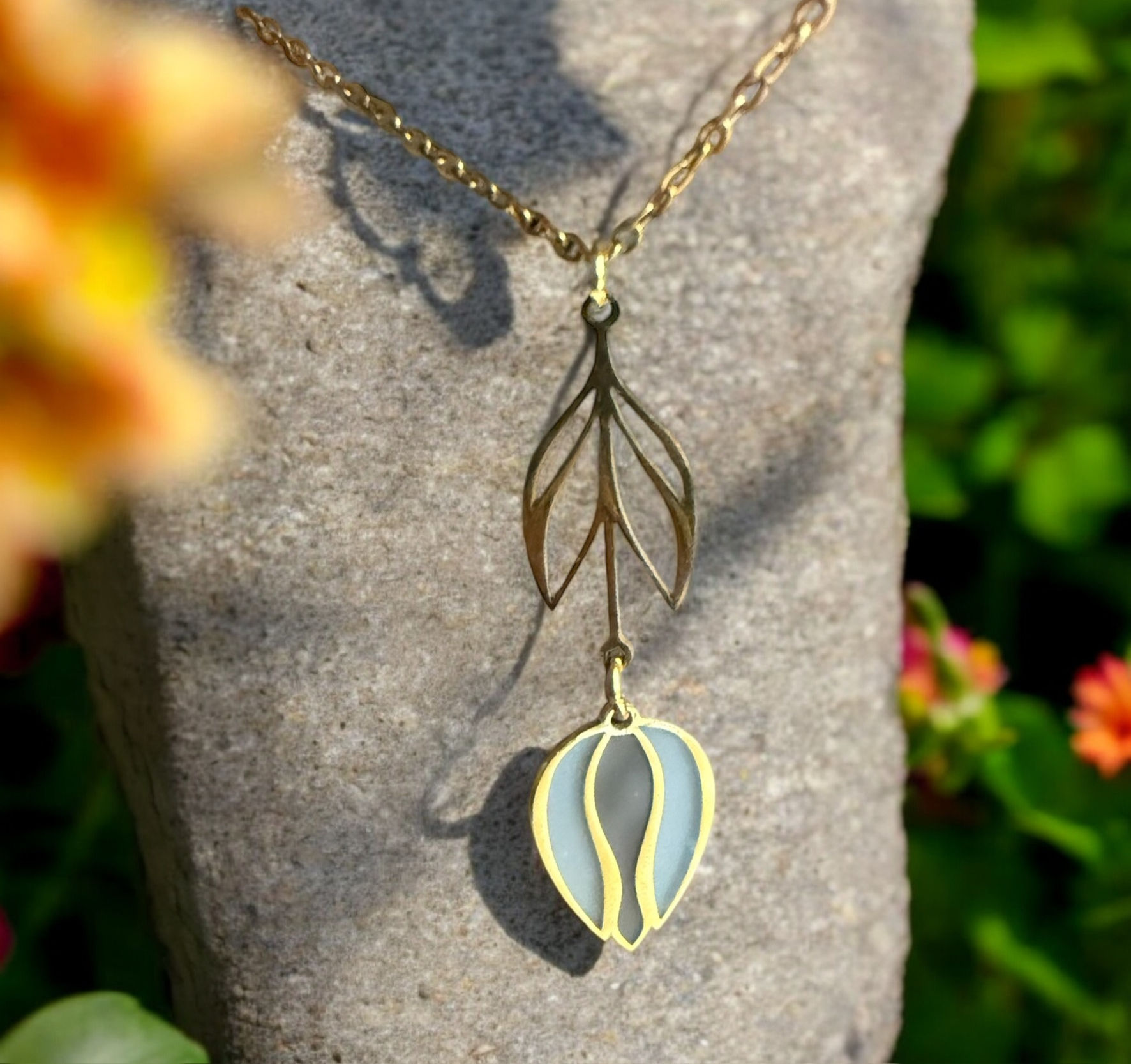 Black and gray tulip necklace