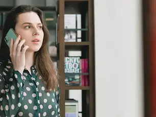 Mujer mexicana hablando por teléfono